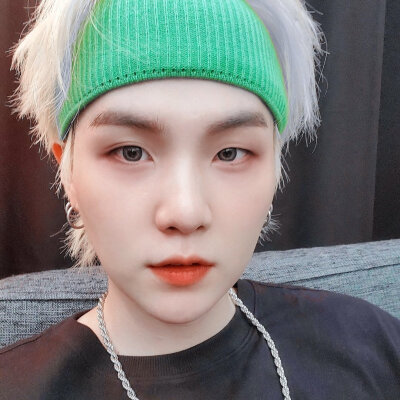 谁能不喜欢小猫呢?
闵玧其