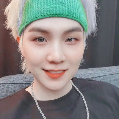 谁能不喜欢小猫呢?
闵玧其