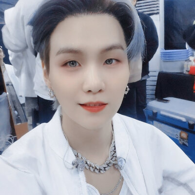 谁能不喜欢小猫呢?
闵玧其