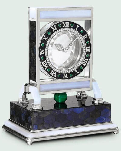 卡地亚“神秘”钟。小小指针悬浮于透明水晶上，剥离了时间与空间的界限，使观者仿佛置身奇幻的魔法世界/成交价97,250英镑