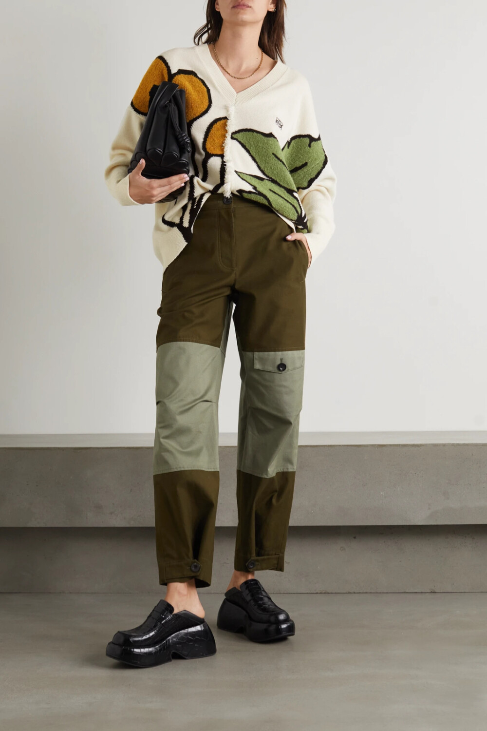 Loewe 深谙不对称版型的设计奥秘，打造出这款别出新意的 “Herbarium” 花卉图案毛衣——嵌花花朵和灵动流苏共同强调出精美的拼接效果。衣身略显宽松，版型舒适自在，胸前还绣有小巧的 “Anagram” 回文 Logo。