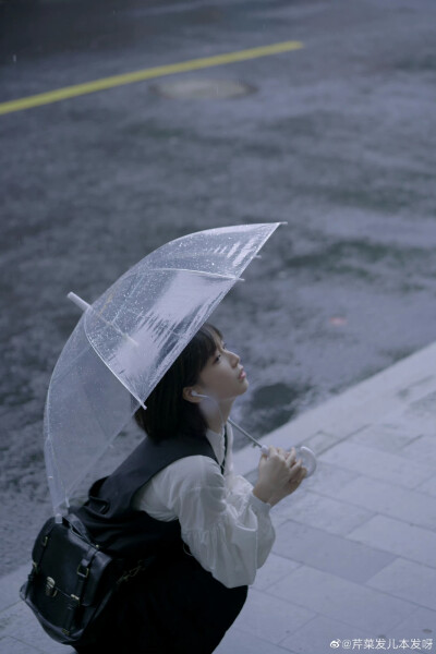 下雨天了怎么办，___________
拍照的是@眠谷tsuki
被拍的是@芹菜发儿本发呀