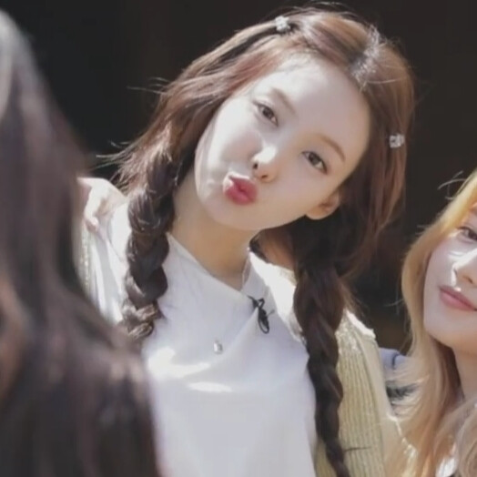 追求氛围感。注明金智莹