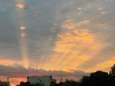 实拍夕阳
暗恋是为你翻山越岭，你却与我无数次擦肩。
你是我从未得到的风景。