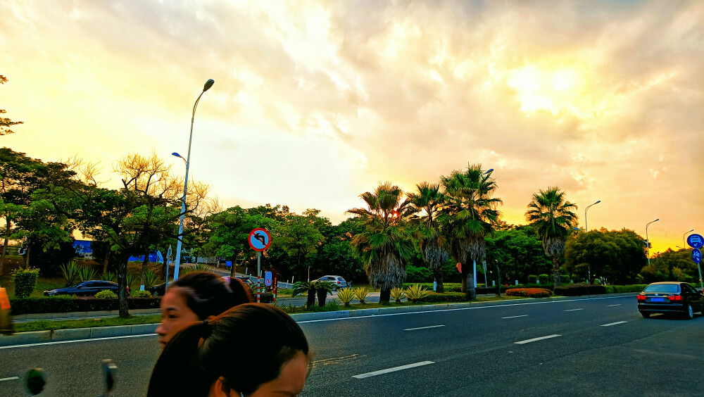 老上海混沌
金丝牛肉饼
浪漫的天空
差一个你！