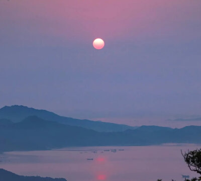 靛藍(lán)與洋紅比例失調(diào)，那一晚夢見腥紅的海