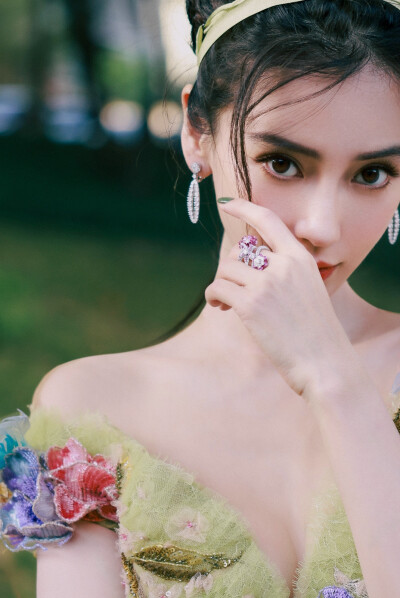 Angelababy 时尚芭莎慈善晚宴造型
服装：Elie Saab 2021秋冬高定
珠宝：Chopard萧邦L'Heure du Diamant系列耳环，Chopard萧邦高级珠宝系列戒指
化妆：春楠
发型：刘雪亮MQstudio
摄影：困BO
造型：StationX_Offic…