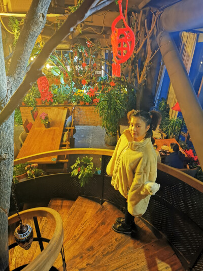 坐标上海闵行，一家叫 U Time Cafe的西餐厅咖啡店，能一坐一天的地方