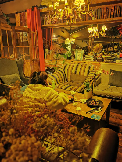 坐标上海闵行，一家叫 U Time Cafe的西餐厅咖啡店，能一坐一天的地方