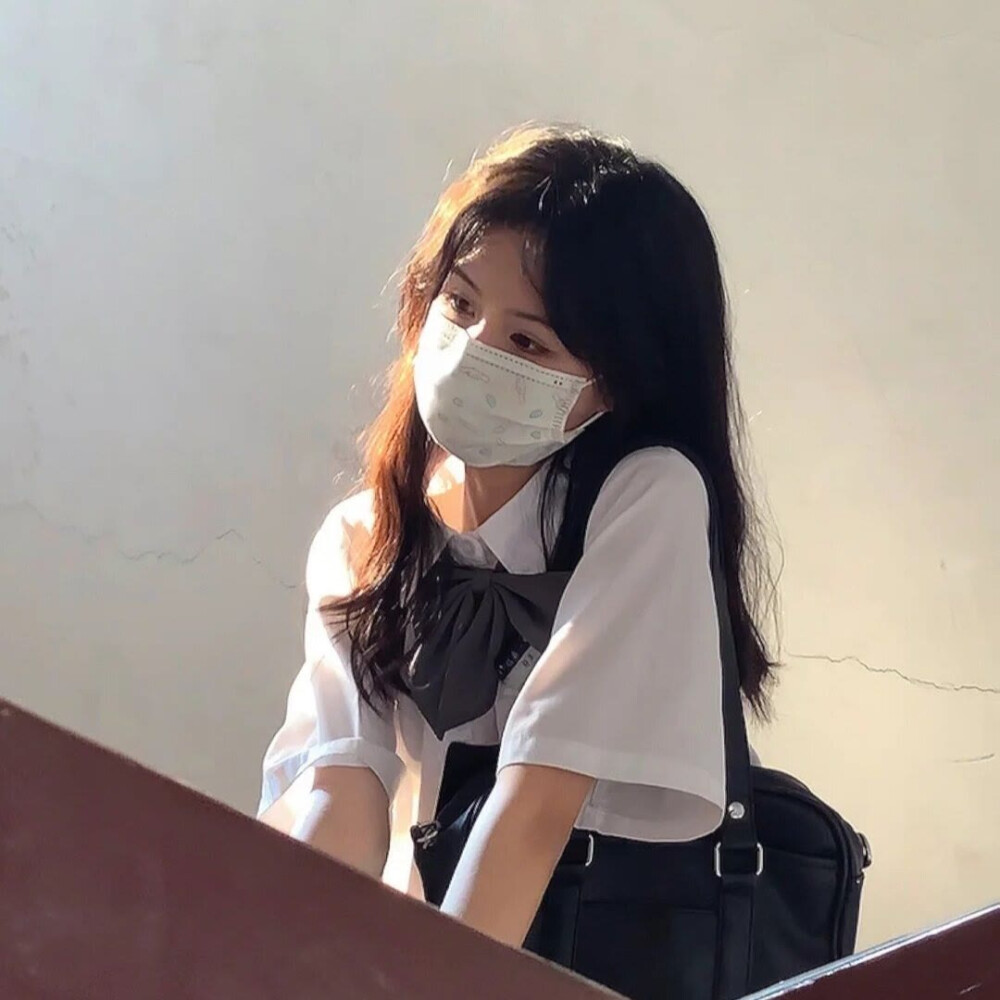 我自卑到什么程度呢 大概就是看到外面可爱和漂亮的女孩子我都觉得你会更喜欢她们. 