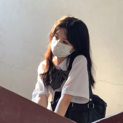 我自卑到什么程度呢 大概就是看到外面可爱和漂亮的女孩子我都觉得你会更喜欢她们. 