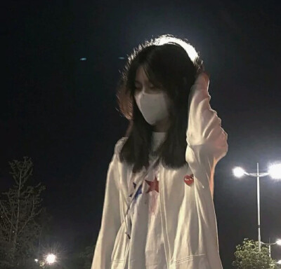 我自卑到什么程度呢 大概就是看到外面可爱和漂亮的女孩子我都觉得你会更喜欢她们. 