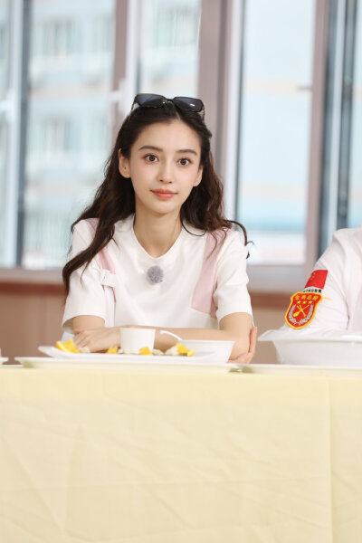 【侵权删】这里是Angelababy（杨颖）的美图啦~可甜可盐可飒你值得拥有哦！
我在豆蔻年华遇见你，想要陪你好多好多年。（图源很广，带水印，只是个人集baby美图）