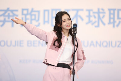 【侵权删】这里是Angelababy（杨颖）的美图啦~可甜可盐可飒你值得拥有哦！
我在豆蔻年华遇见你，想要陪你好多好多年。（图源很广，带水印，只是个人集baby美图）