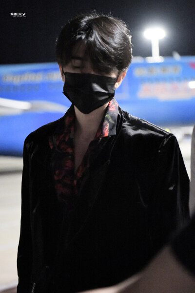 蔡徐坤 21.11.17 三亚出发
太优越了哇TT！
cr.北纬82｜蔡徐坤/偏遇日记_蔡徐坤