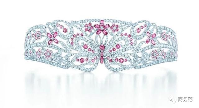 Tiffany Butterfly Tiara的冠冕，粉色尖晶石和圆形明亮钻石饰有精美手工制作的蝴蝶冠状铂金头饰，诠释了公主的少女心。