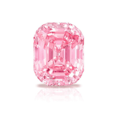 Graff Pink 粉钻，2010年
采用枕形切割，重23.88ct，达到 Fancy Vivid Pink 色级，IF 净度级别，为 Type IIa 型钻石。