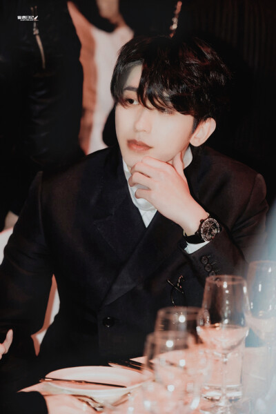 蔡徐坤 21.11.18
ELLE风尚大典
今天也好贵哇(///▽///)
cr.偏遇日记_蔡徐坤