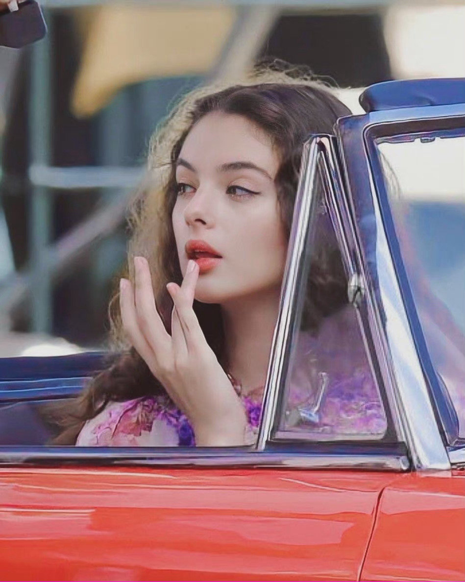 戴娃·卡塞尔 (Deva Cassel)