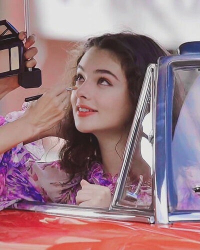 戴娃·卡塞尔 (Deva Cassel)