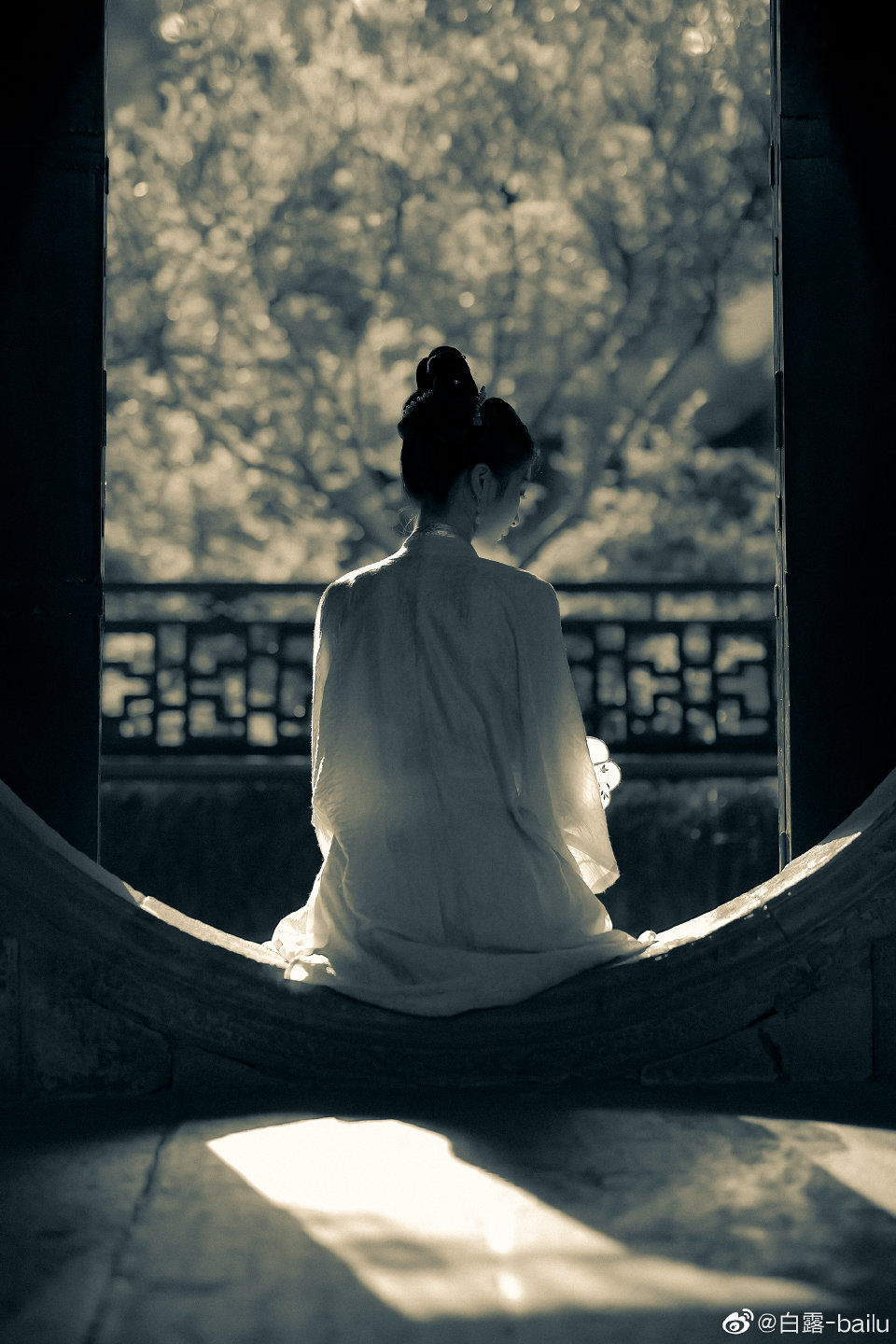 “昨夜我梦见星河灿烂，像极了你的眼眸。”