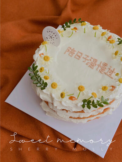 #SHERRYMOLLY家の下午茶# —『原味自然系裸cake』19號的紀念日cake～ 如果有時間和有心思的時候 每個月的紀念日都想要做個cake一起吃噠
直到早上抹奶油前 都還未知這個cake要做成什麼樣子～ 忽然耳朵裡聽進去音響裡…