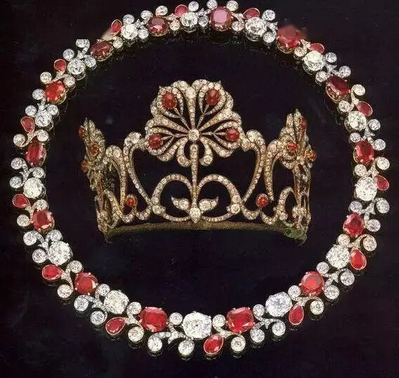 来自俄国皇室的红宝石冠冕套装