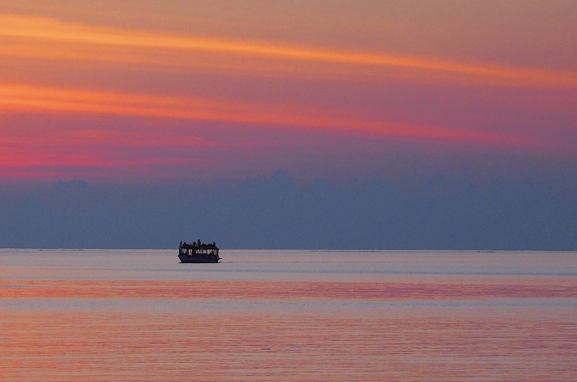 Sunset with a little orange taste, the world is gentle.
落日带点橘子味，人间亦是温柔
