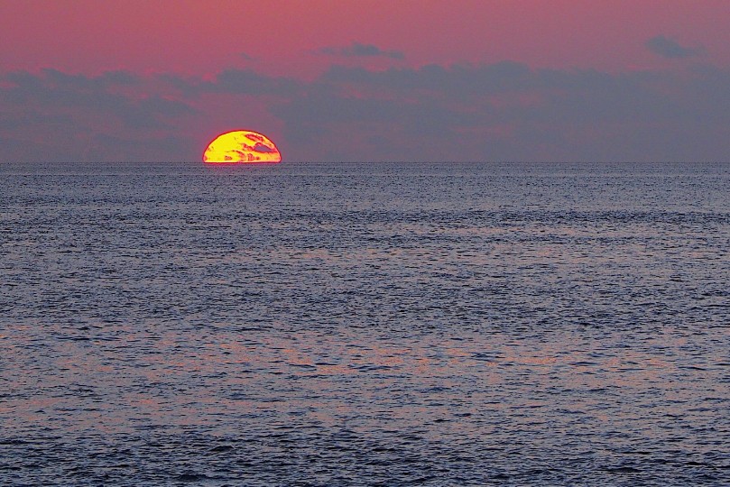 Sunset with a little orange taste, the world is gentle.
落日带点橘子味，人间亦是温柔
