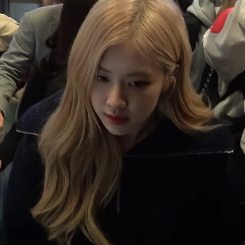 彩英β，注明金智莹