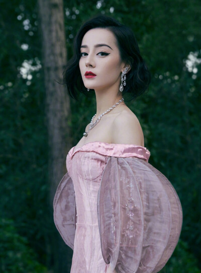 迪丽热巴 ELLE风尚大典
礼服: Guo Pei Haute Couture 2017
2021.11.18