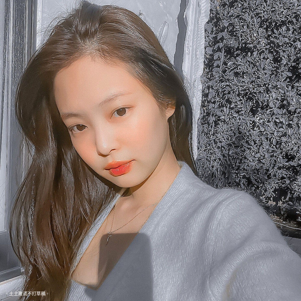 ◦Jennie金智妮//I know you think of me when you think of her.