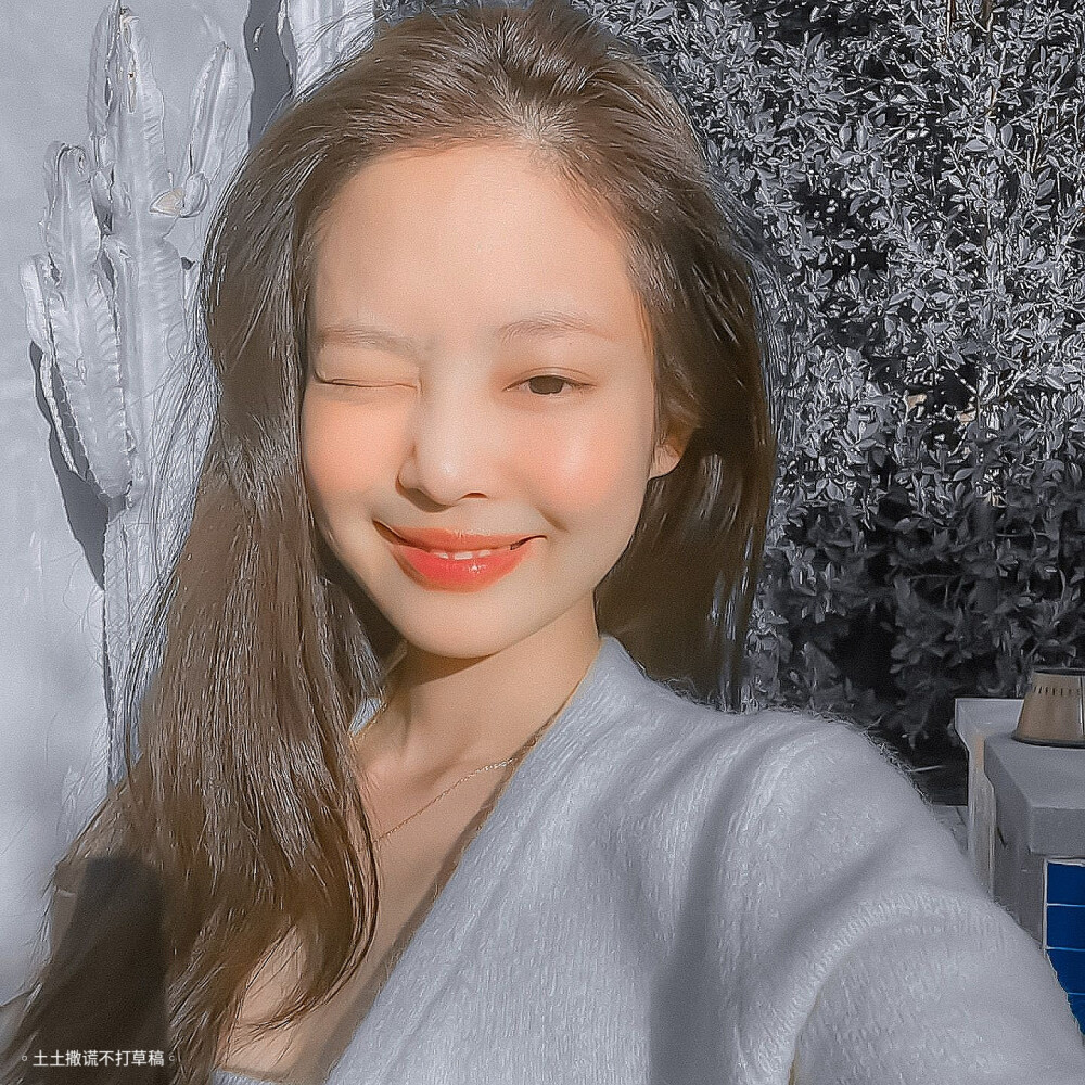 ◦Jennie金智妮//I know you think of me when you think of her.