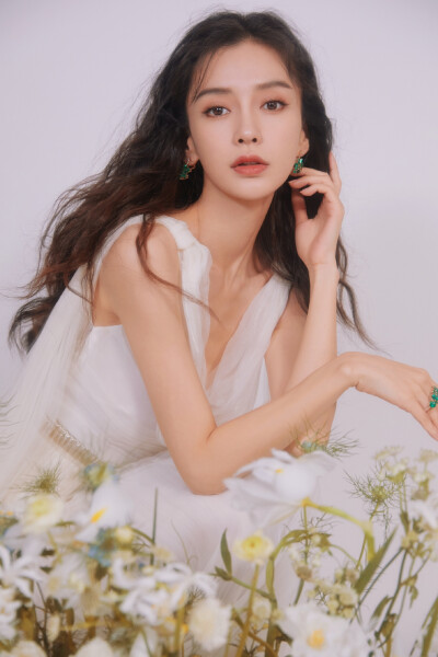 Angelababy ELLE风尚大典造型
服装：Dior Resort 2022
珠宝：Gem Dior系列祖母绿耳环、戒指
化妆：@春楠
发型：@刘雪亮MQstudio
摄影：@Chris崔峻超
2021.11.18