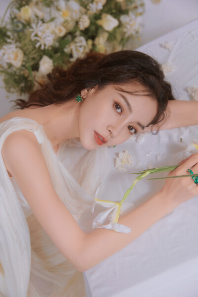 Angelababy ELLE风尚大典造型
服装：Dior Resort 2022
珠宝：Gem Dior系列祖母绿耳环、戒指
化妆：@春楠
发型：@刘雪亮MQstudio
摄影：@Chris崔峻超
2021.11.18