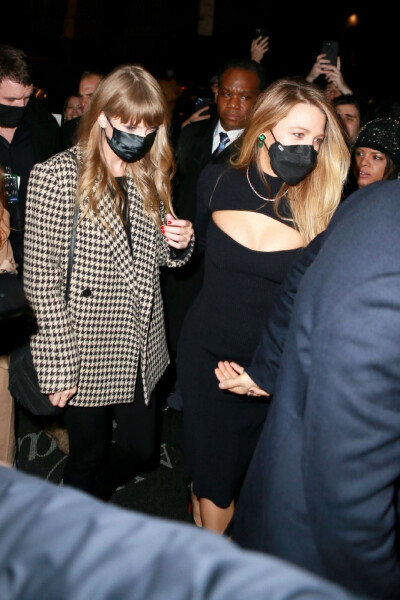 Taylor Swift and Blake Lively Arrives at SNL Afterparty in New York
[weibo@Frigaciak图库]