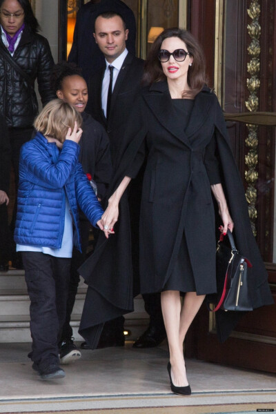 Angelina Jolie 黑白驼穿搭 街拍