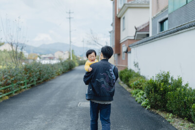 承欢阿太膝下
摄影：洪小漩
出镜：家人
小家装修好不多时，为了安全起见，还是决定暂且送菲比回了乡下小住几周。先是在阿科外婆家待了两周。上周末，我们赶回去从外婆家提上大包小包的行李，转而改道去了阿科爷爷…