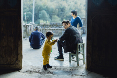 承欢阿太膝下
摄影：洪小漩
出镜：家人
小家装修好不多时，为了安全起见，还是决定暂且送菲比回了乡下小住几周。先是在阿科外婆家待了两周。上周末，我们赶回去从外婆家提上大包小包的行李，转而改道去了阿科爷爷…