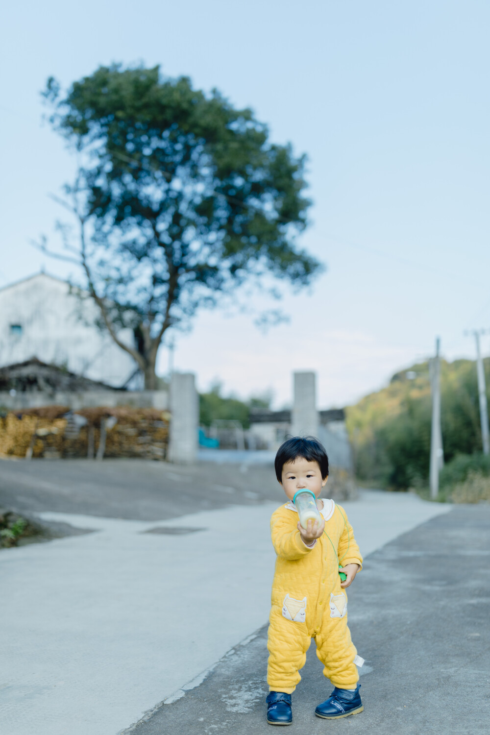 承欢阿太膝下
摄影：洪小漩
出镜：家人
小家装修好不多时，为了安全起见，还是决定暂且送菲比回了乡下小住几周。先是在阿科外婆家待了两周。上周末，我们赶回去从外婆家提上大包小包的行李，转而改道去了阿科爷爷奶奶家。
阿科说，每次和奶奶电话，她总问起，宝宝什么时候回来。这不，终于遂了老人家的心愿了。
菲比要唤爷爷奶奶为阿太，她的到访，老人家十分开心。不过，相比满眼宠溺的阿太，13个月的菲比总是将注意力放在对她爱答不理的土鸡和小黄狗身上。把吃食的鸡撵得满院子跑不说，还硬是想将挂在脖子上的哨子塞进狗嘴里，把狗子逼得见她过来便要绕道走。
一回家，阿科就爱让女儿骑在肩头，扛着她在村中溜达来去。仅有