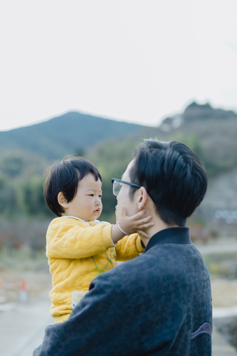 承欢阿太膝下
摄影：洪小漩
出镜：家人
小家装修好不多时，为了安全起见，还是决定暂且送菲比回了乡下小住几周。先是在阿科外婆家待了两周。上周末，我们赶回去从外婆家提上大包小包的行李，转而改道去了阿科爷爷奶奶家。
阿科说，每次和奶奶电话，她总问起，宝宝什么时候回来。这不，终于遂了老人家的心愿了。
菲比要唤爷爷奶奶为阿太，她的到访，老人家十分开心。不过，相比满眼宠溺的阿太，13个月的菲比总是将注意力放在对她爱答不理的土鸡和小黄狗身上。把吃食的鸡撵得满院子跑不说，还硬是想将挂在脖子上的哨子塞进狗嘴里，把狗子逼得见她过来便要绕道走。
一回家，阿科就爱让女儿骑在肩头，扛着她在村中溜达来去。仅有