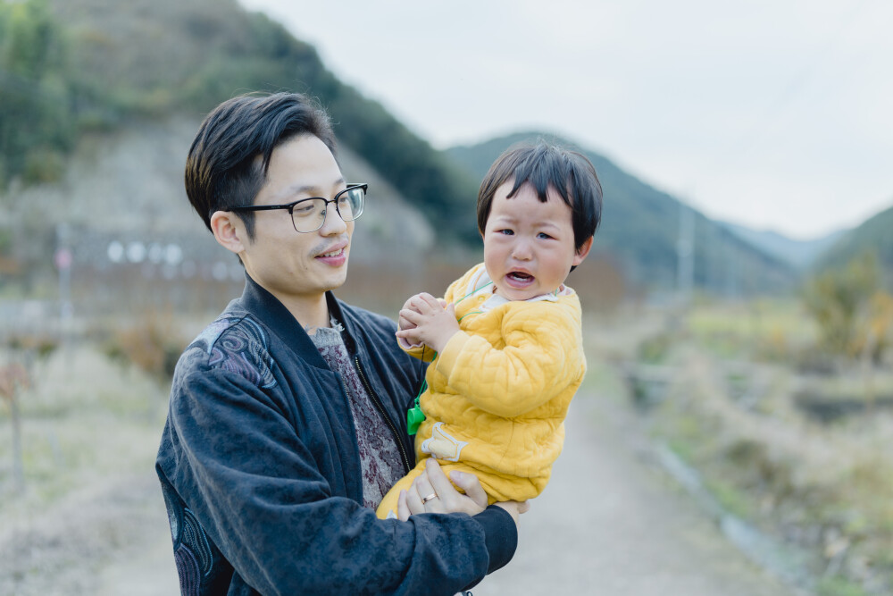 承欢阿太膝下
摄影：洪小漩
出镜：家人
小家装修好不多时，为了安全起见，还是决定暂且送菲比回了乡下小住几周。先是在阿科外婆家待了两周。上周末，我们赶回去从外婆家提上大包小包的行李，转而改道去了阿科爷爷奶奶家。
阿科说，每次和奶奶电话，她总问起，宝宝什么时候回来。这不，终于遂了老人家的心愿了。
菲比要唤爷爷奶奶为阿太，她的到访，老人家十分开心。不过，相比满眼宠溺的阿太，13个月的菲比总是将注意力放在对她爱答不理的土鸡和小黄狗身上。把吃食的鸡撵得满院子跑不说，还硬是想将挂在脖子上的哨子塞进狗嘴里，把狗子逼得见她过来便要绕道走。
一回家，阿科就爱让女儿骑在肩头，扛着她在村中溜达来去。仅有