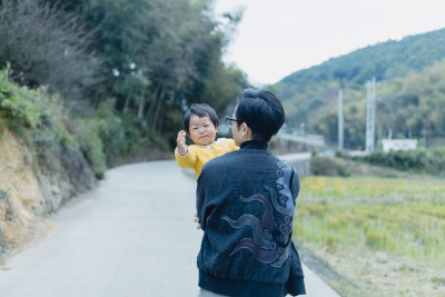 承欢阿太膝下
摄影：洪小漩
出镜：家人
小家装修好不多时，为了安全起见，还是决定暂且送菲比回了乡下小住几周。先是在阿科外婆家待了两周。上周末，我们赶回去从外婆家提上大包小包的行李，转而改道去了阿科爷爷…