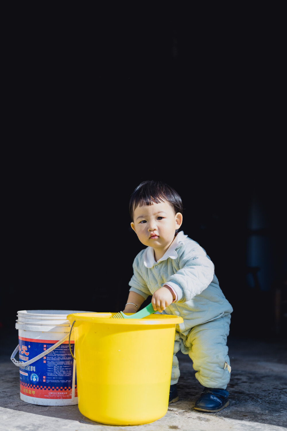 承欢阿太膝下
摄影：洪小漩
出镜：家人
小家装修好不多时，为了安全起见，还是决定暂且送菲比回了乡下小住几周。先是在阿科外婆家待了两周。上周末，我们赶回去从外婆家提上大包小包的行李，转而改道去了阿科爷爷奶奶家。
阿科说，每次和奶奶电话，她总问起，宝宝什么时候回来。这不，终于遂了老人家的心愿了。
菲比要唤爷爷奶奶为阿太，她的到访，老人家十分开心。不过，相比满眼宠溺的阿太，13个月的菲比总是将注意力放在对她爱答不理的土鸡和小黄狗身上。把吃食的鸡撵得满院子跑不说，还硬是想将挂在脖子上的哨子塞进狗嘴里，把狗子逼得见她过来便要绕道走。
一回家，阿科就爱让女儿骑在肩头，扛着她在村中溜达来去。仅有