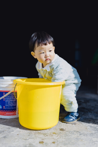 承欢阿太膝下
摄影：洪小漩
出镜：家人
小家装修好不多时，为了安全起见，还是决定暂且送菲比回了乡下小住几周。先是在阿科外婆家待了两周。上周末，我们赶回去从外婆家提上大包小包的行李，转而改道去了阿科爷爷…