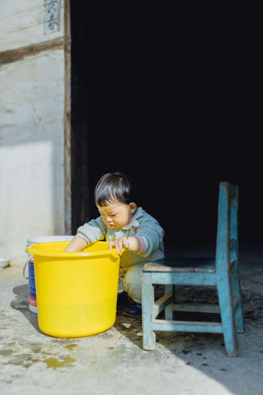 承欢阿太膝下
摄影：洪小漩
出镜：家人
小家装修好不多时，为了安全起见，还是决定暂且送菲比回了乡下小住几周。先是在阿科外婆家待了两周。上周末，我们赶回去从外婆家提上大包小包的行李，转而改道去了阿科爷爷奶奶家。
阿科说，每次和奶奶电话，她总问起，宝宝什么时候回来。这不，终于遂了老人家的心愿了。
菲比要唤爷爷奶奶为阿太，她的到访，老人家十分开心。不过，相比满眼宠溺的阿太，13个月的菲比总是将注意力放在对她爱答不理的土鸡和小黄狗身上。把吃食的鸡撵得满院子跑不说，还硬是想将挂在脖子上的哨子塞进狗嘴里，把狗子逼得见她过来便要绕道走。
一回家，阿科就爱让女儿骑在肩头，扛着她在村中溜达来去。仅有