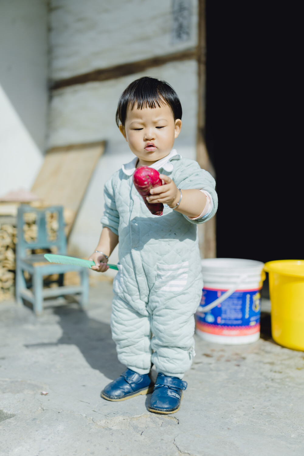 承欢阿太膝下
摄影：洪小漩
出镜：家人
小家装修好不多时，为了安全起见，还是决定暂且送菲比回了乡下小住几周。先是在阿科外婆家待了两周。上周末，我们赶回去从外婆家提上大包小包的行李，转而改道去了阿科爷爷奶奶家。
阿科说，每次和奶奶电话，她总问起，宝宝什么时候回来。这不，终于遂了老人家的心愿了。
菲比要唤爷爷奶奶为阿太，她的到访，老人家十分开心。不过，相比满眼宠溺的阿太，13个月的菲比总是将注意力放在对她爱答不理的土鸡和小黄狗身上。把吃食的鸡撵得满院子跑不说，还硬是想将挂在脖子上的哨子塞进狗嘴里，把狗子逼得见她过来便要绕道走。
一回家，阿科就爱让女儿骑在肩头，扛着她在村中溜达来去。仅有