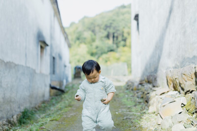 承欢阿太膝下
摄影：洪小漩
出镜：家人
小家装修好不多时，为了安全起见，还是决定暂且送菲比回了乡下小住几周。先是在阿科外婆家待了两周。上周末，我们赶回去从外婆家提上大包小包的行李，转而改道去了阿科爷爷…