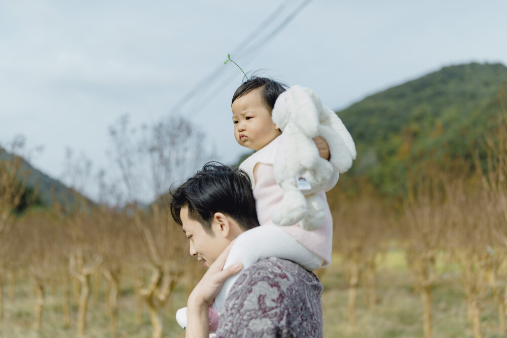 承欢阿太膝下
摄影：洪小漩
出镜：家人
小家装修好不多时，为了安全起见，还是决定暂且送菲比回了乡下小住几周。先是在阿科外婆家待了两周。上周末，我们赶回去从外婆家提上大包小包的行李，转而改道去了阿科爷爷奶奶家。
阿科说，每次和奶奶电话，她总问起，宝宝什么时候回来。这不，终于遂了老人家的心愿了。
菲比要唤爷爷奶奶为阿太，她的到访，老人家十分开心。不过，相比满眼宠溺的阿太，13个月的菲比总是将注意力放在对她爱答不理的土鸡和小黄狗身上。把吃食的鸡撵得满院子跑不说，还硬是想将挂在脖子上的哨子塞进狗嘴里，把狗子逼得见她过来便要绕道走。
一回家，阿科就爱让女儿骑在肩头，扛着她在村中溜达来去。仅有