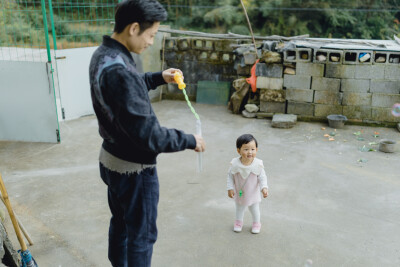 承欢阿太膝下
摄影：洪小漩
出镜：家人
小家装修好不多时，为了安全起见，还是决定暂且送菲比回了乡下小住几周。先是在阿科外婆家待了两周。上周末，我们赶回去从外婆家提上大包小包的行李，转而改道去了阿科爷爷…